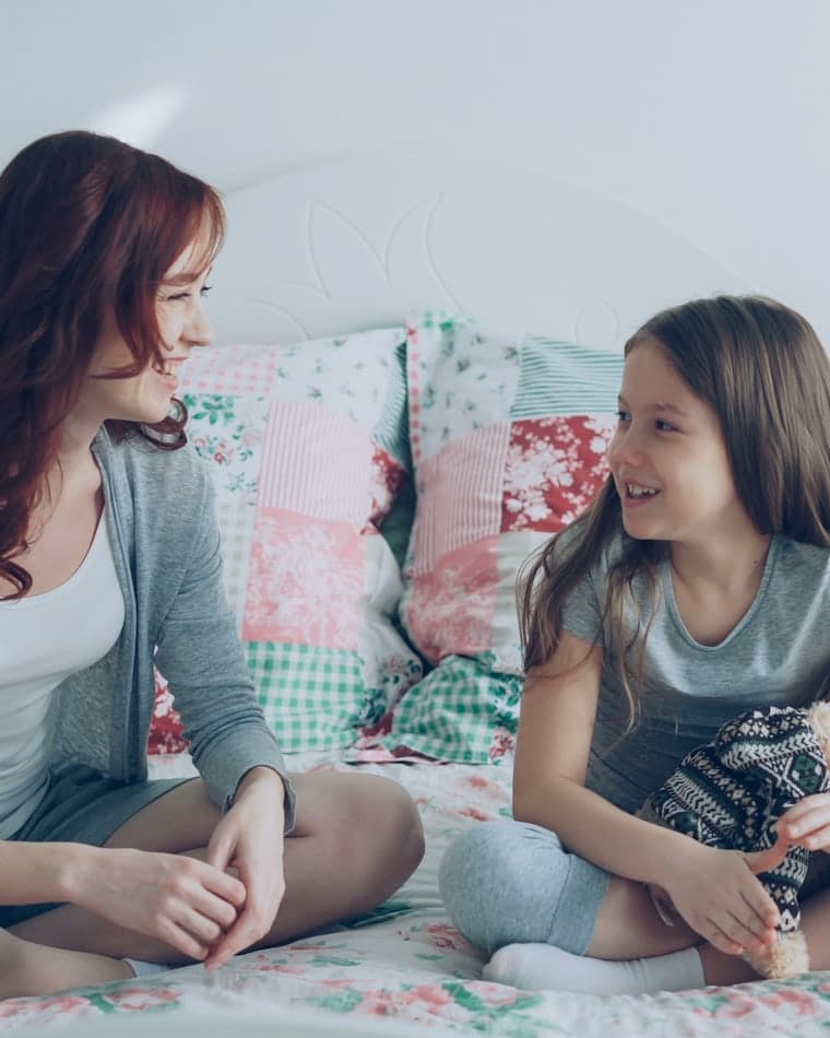 Madre e hija conversando con confianza en casa