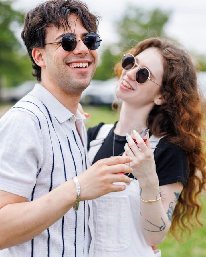 Pareja recién casada riendo al aire libre